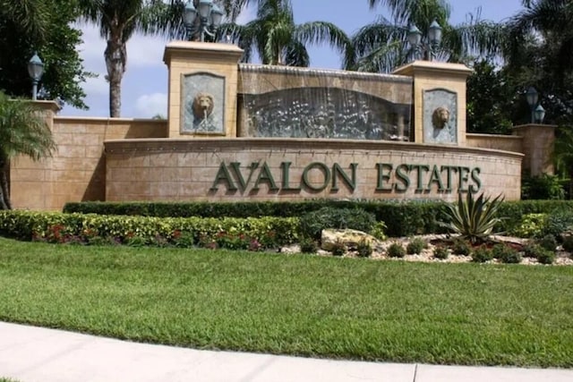 community / neighborhood sign featuring a yard