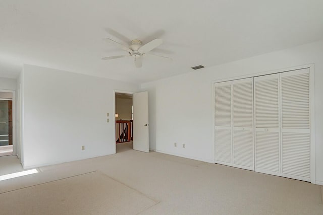 unfurnished bedroom featuring ceiling fan and a closet