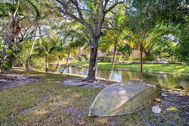 view of yard featuring a water view