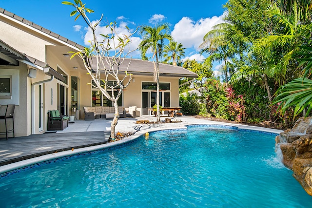 view of swimming pool with an outdoor hangout area and a wooden deck