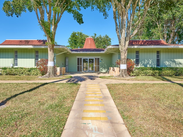 ranch-style home featuring a front lawn