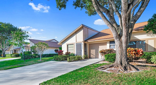 view of front of property featuring a front yard