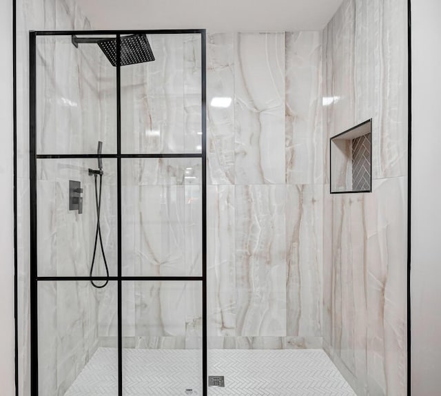 bathroom featuring tiled shower