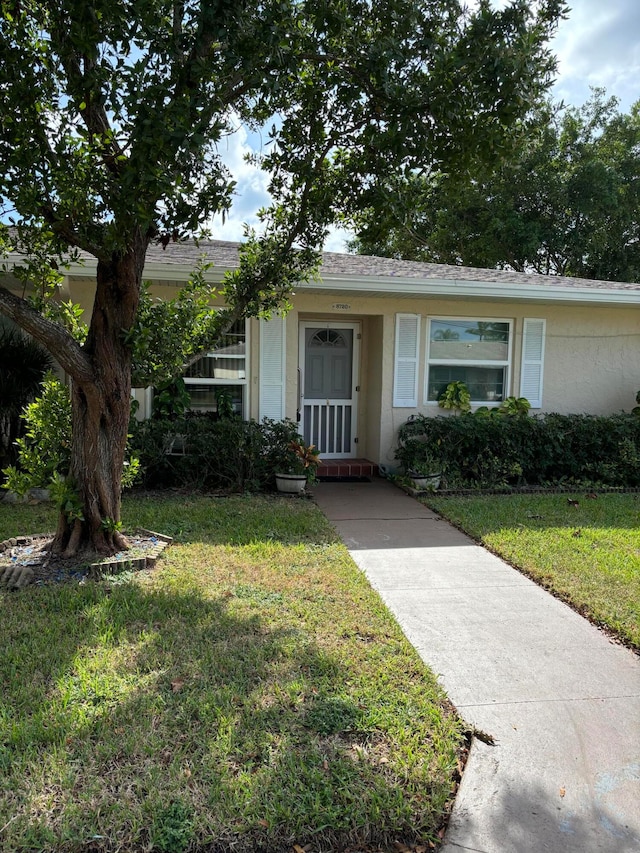 view of front of home featuring a front lawn