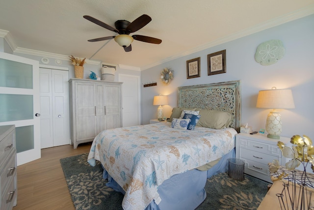 bedroom with ceiling fan, a closet, dark hardwood / wood-style floors, and ornamental molding