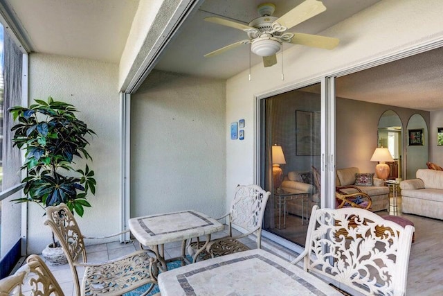 sunroom with ceiling fan