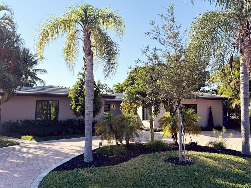 view of front of home with a front lawn