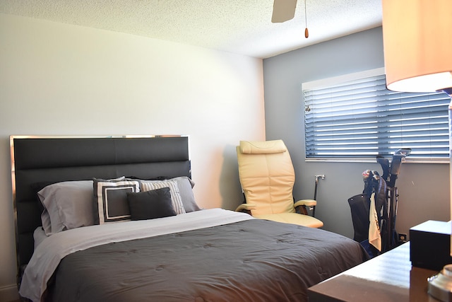 bedroom featuring ceiling fan and a textured ceiling