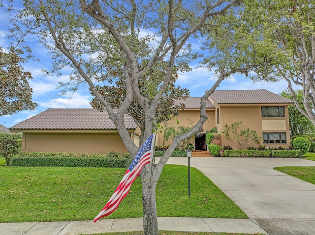 view of front of house featuring a front yard