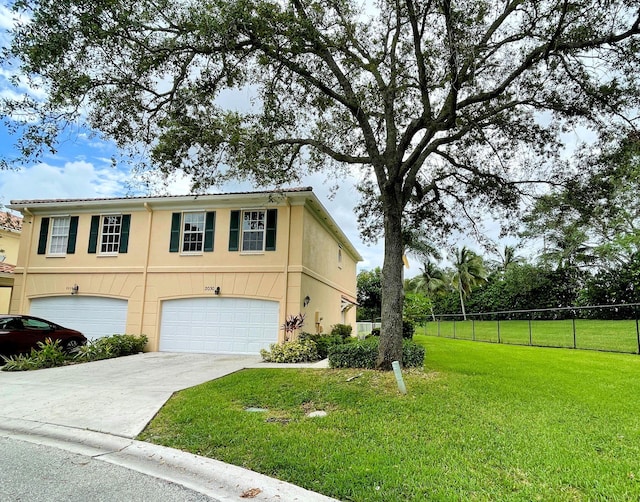 view of front of house featuring a front lawn and a garage