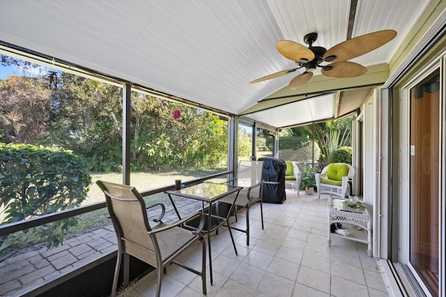 sunroom with ceiling fan