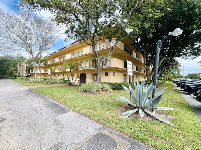 view of front facade with a front lawn