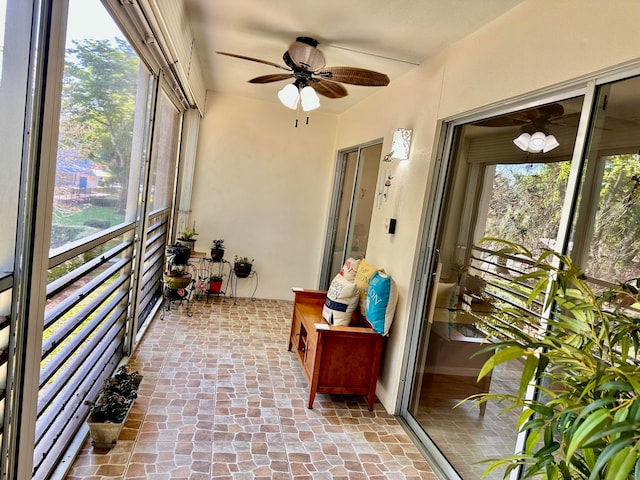 sunroom with ceiling fan