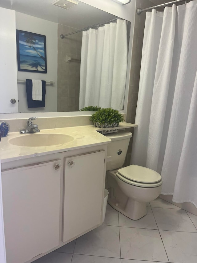 bathroom with a shower with curtain, vanity, and toilet