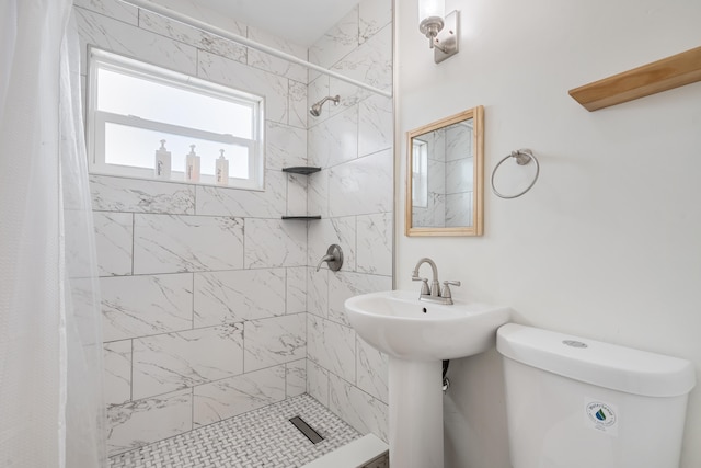 bathroom featuring toilet and curtained shower