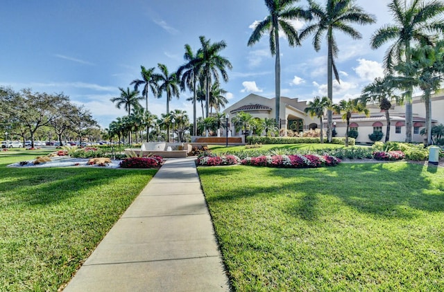 view of property's community featuring a yard