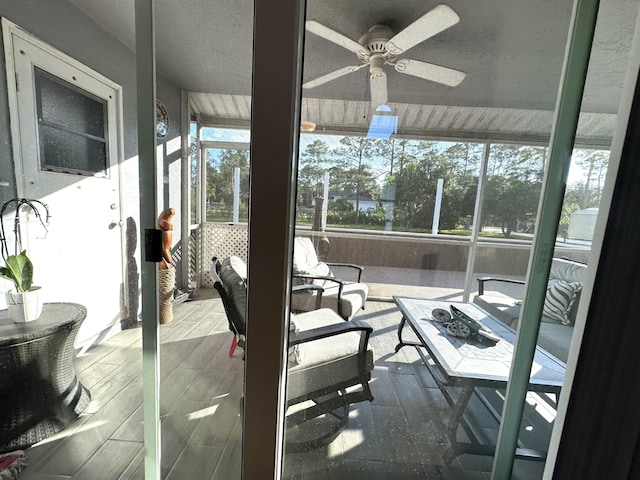 sunroom with ceiling fan