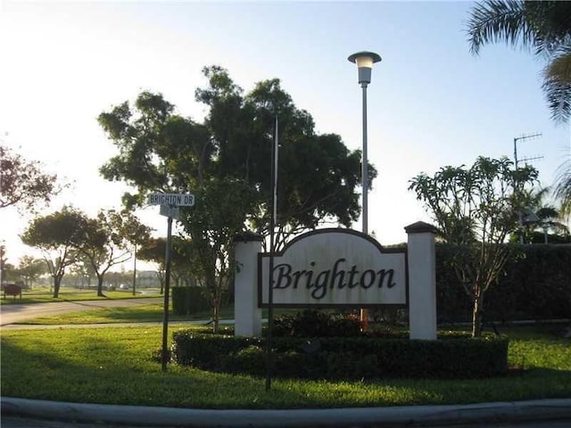 community / neighborhood sign featuring a lawn