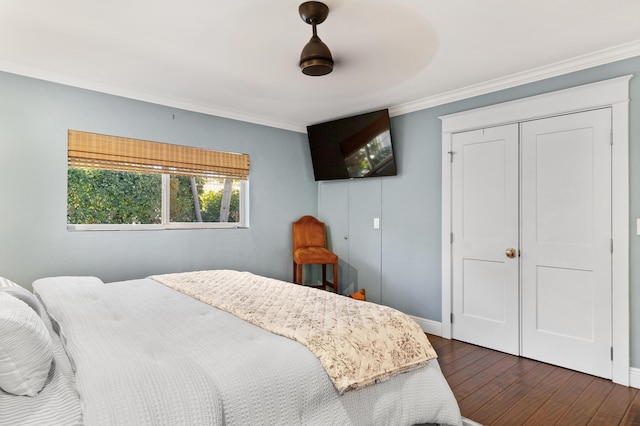 bedroom featuring ceiling fan, dark hardwood / wood-style flooring, and crown molding