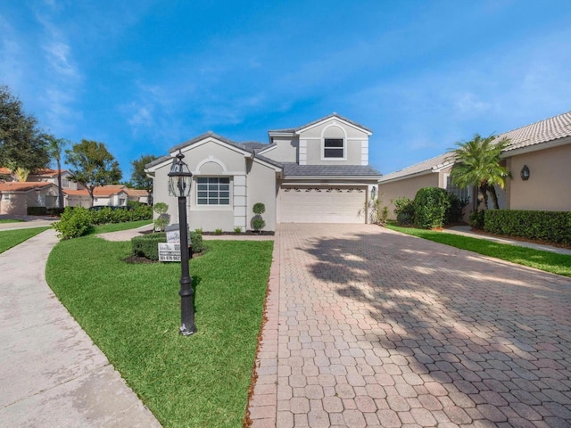 view of front of property featuring a front lawn