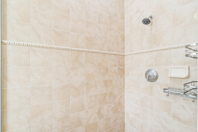 bathroom featuring tiled shower