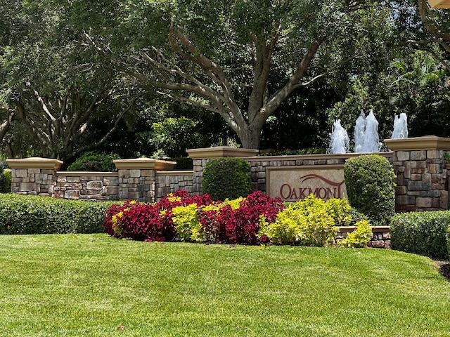 community / neighborhood sign featuring a yard