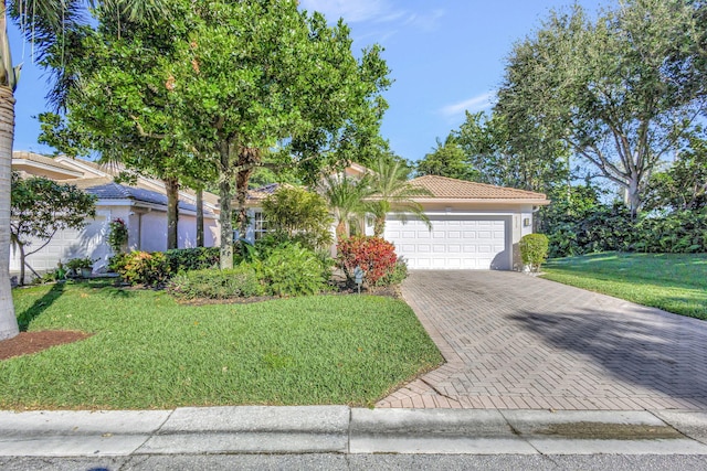 view of front facade featuring a garage and a front lawn