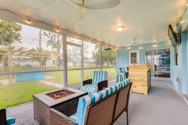 sunroom with ceiling fan