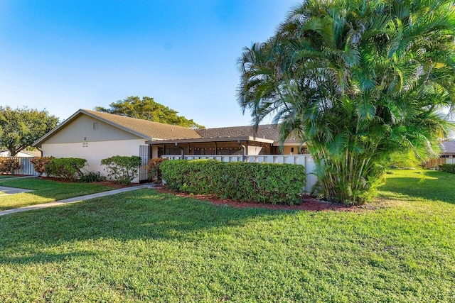 ranch-style home featuring a front lawn