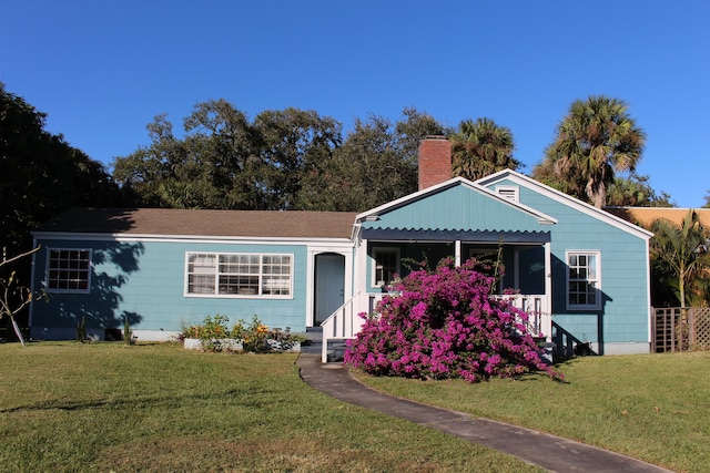 view of front of property featuring a front lawn