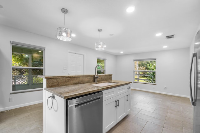 kitchen with a kitchen island with sink, stainless steel appliances, visible vents, white cabinets, and pendant lighting