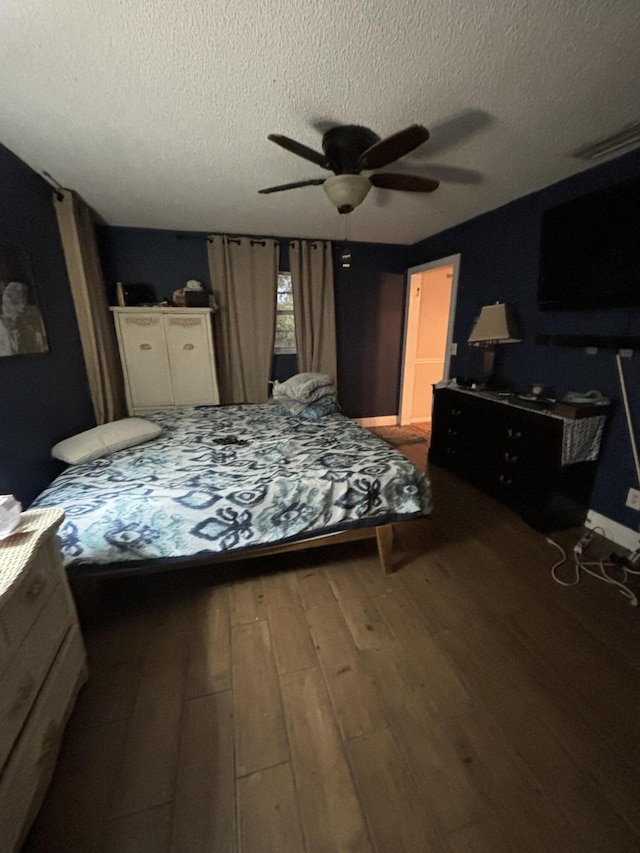 bedroom featuring a textured ceiling, hardwood / wood-style flooring, and ceiling fan