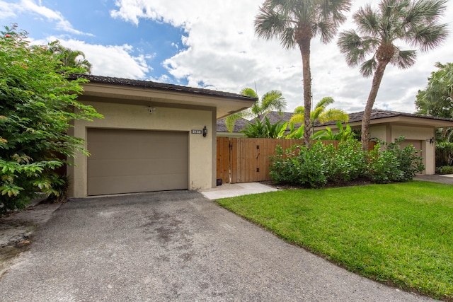 view of front of property featuring a front lawn