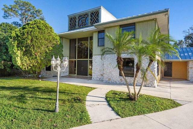 view of front of house with a front yard