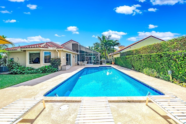 view of swimming pool featuring a patio