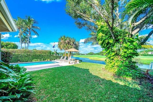 view of yard featuring a fenced in pool