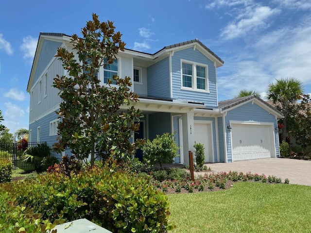 view of front of property featuring a front lawn