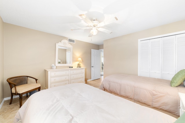 bedroom featuring ceiling fan and a closet