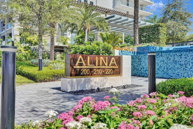 view of community / neighborhood sign