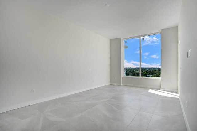 empty room featuring recessed lighting and baseboards