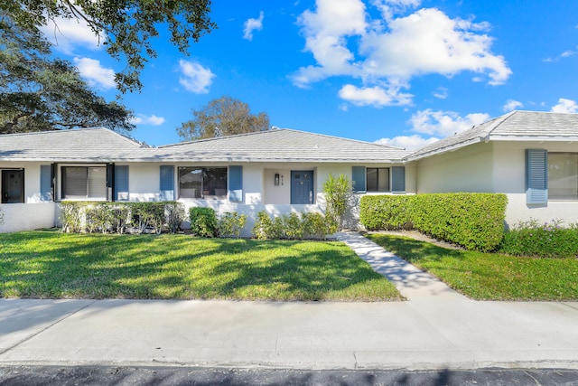 ranch-style home featuring a front lawn