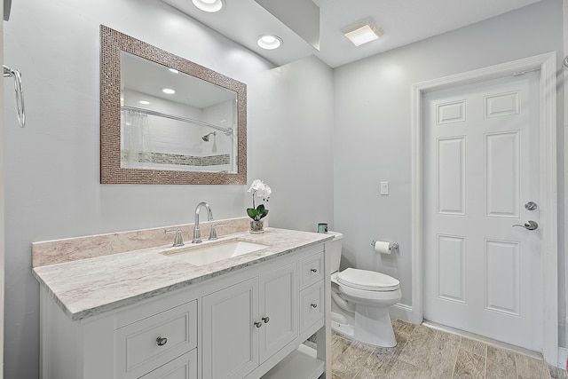 full bath featuring vanity, a shower with shower curtain, and toilet