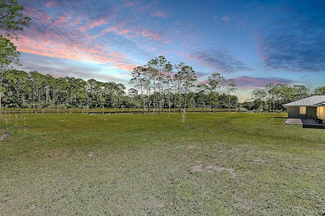 view of yard at dusk