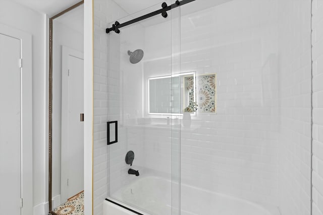 bathroom with combined bath / shower with glass door