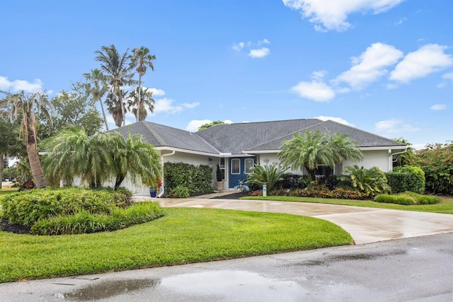 view of front facade with a front lawn