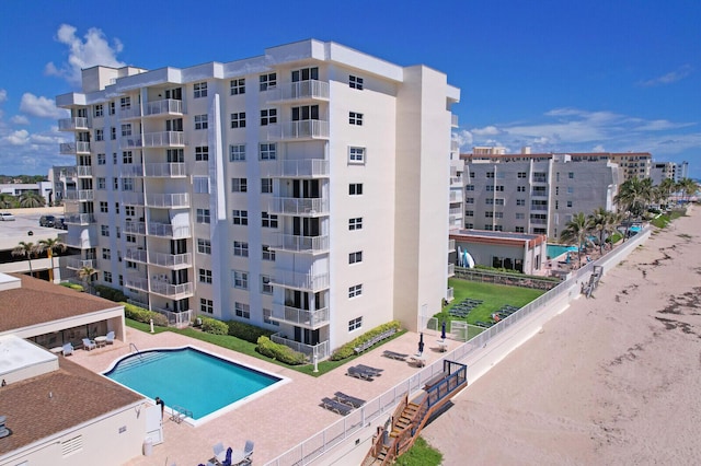 view of swimming pool featuring a patio