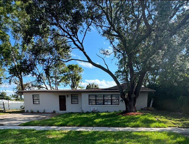 single story home with a front yard