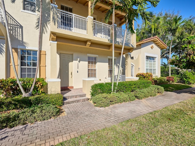 view of front of property featuring a balcony