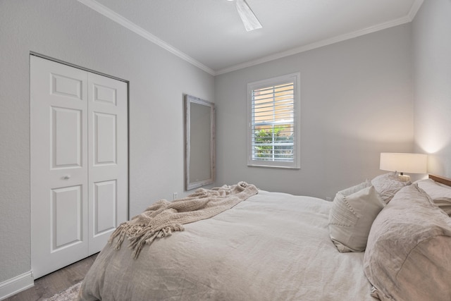 bedroom with ceiling fan, a closet, hardwood / wood-style floors, and ornamental molding