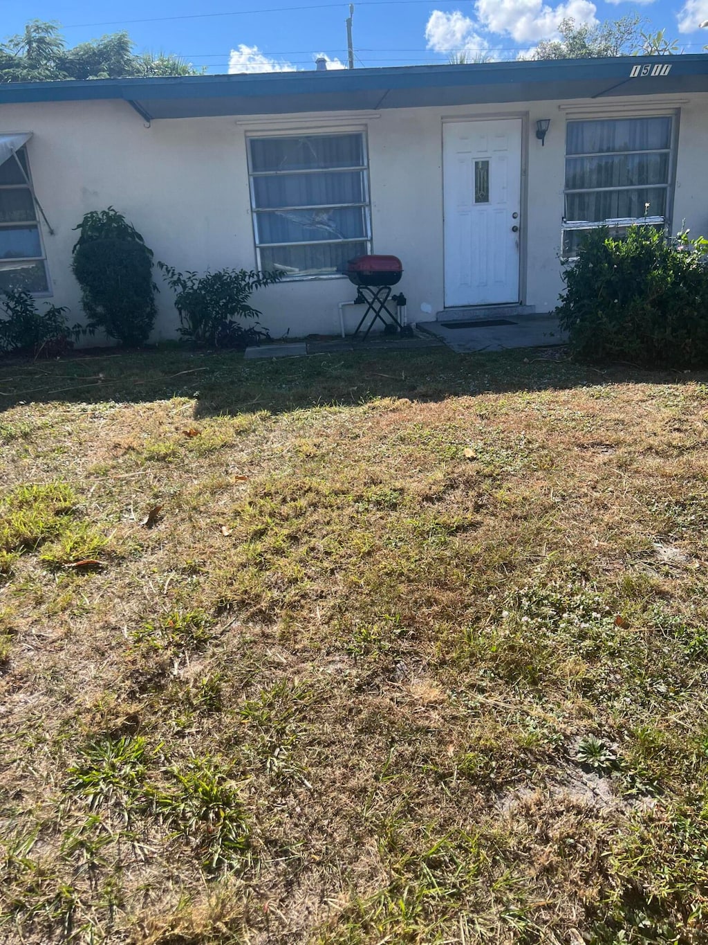 view of front of house with a front yard